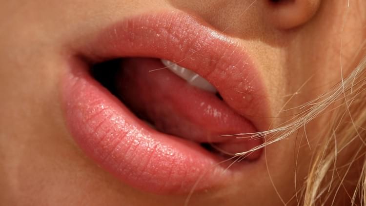 Как быстро вылечить обветренные губы