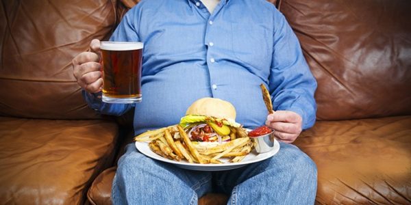 Для здоровья простаты следует ограничить употребление алкоголя, вредной пищи и меньше времени проводить на диване